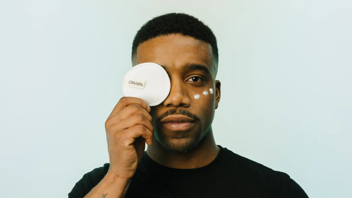 Man met een Olivida-pad voor zijn oog en crème op zijn wang
