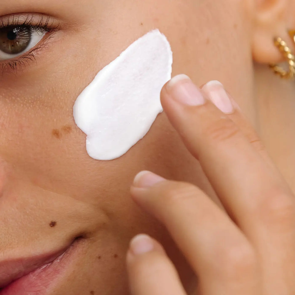 Alpha H Daily Essential Moisturiser Spf 50 Model