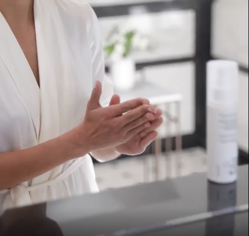 Voldoende hoeveelheid aanbrengen op een vochtige huid.