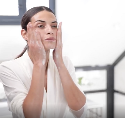 Masseer in tot een zacht schuim ontstaat. Vermijd de oogcontour. 