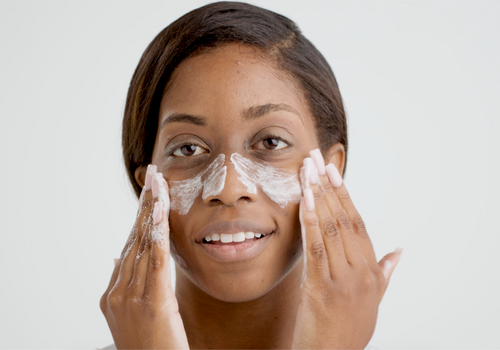 Breng aan op gelaat en reinig gedurende 1-2 minuten. 