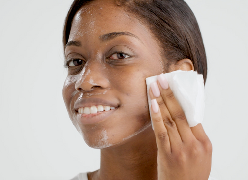 Verwijder met sponsjes en lauw water of met warme kompresdoeken. 