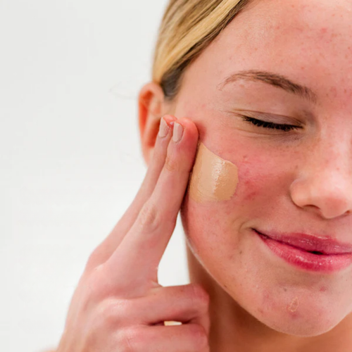 Breng 's ochtends aan als laatste stap van jouw skincare routine. Houd minima...