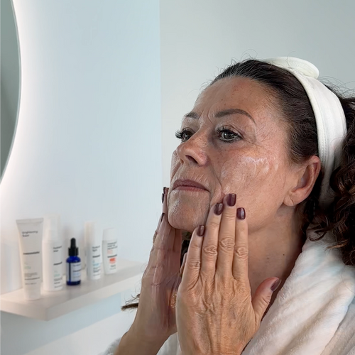  Reinig de huid met een cleanser.