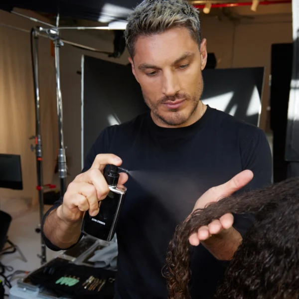 Color Wow - Extra Strength - Dream Coat - 200ML - Haarspray - In use
